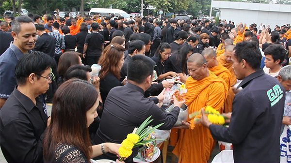 ข่าว , ข่าวประจำวัน , สรุปข่าว , news , dmc news , dmc , gbn , ข่าววัดพระธรรมกาย , ธรรมกาย , ข่าวธรรมกาย , ข่าวพระพุทธศาสนา , พระพุทธศาสนา , เหตุการณ์พระพุทธศาสนา , Buddhist , วัดพระธรรมกายในต่างประเทศ , ศูนย์สาขาวัดพระธรรมกาย , สมาธิ , meditation , ปฏิบัติธรรม , พิธีบำเพ็ญกุศลเพื่อถวายเป็นพระราชกุศล  , พระมงคลเทพมุนี (สด จนฺทสโร) ครูผู้ค้นพบวิชชาธรรมกาย , พิธีตักบาตรถวายเป็นพระราชกุศลครบ 1 ปี วันสวรรคต ร.9