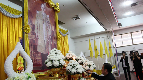 ข่าว , ข่าวประจำวัน , สรุปข่าว , news , dmc news , dmc , gbn , ข่าววัดพระธรรมกาย , ธรรมกาย , ข่าวธรรมกาย , ข่าวพระพุทธศาสนา , พระพุทธศาสนา , เหตุการณ์พระพุทธศาสนา , Buddhist , วัดพระธรรมกายในต่างประเทศ , ศูนย์สาขาวัดพระธรรมกาย , สมาธิ , meditation , ปฏิบัติธรรม , พิธีบำเพ็ญกุศลเพื่อถวายเป็นพระราชกุศล  , พระมงคลเทพมุนี (สด จนฺทสโร) ครูผู้ค้นพบวิชชาธรรมกาย , พิธีตักบาตรถวายเป็นพระราชกุศลครบ 1 ปี วันสวรรคต ร.9