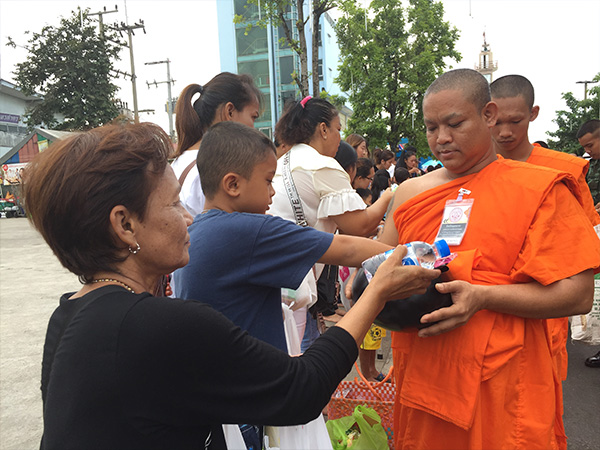 ข่าว , ข่าวประจำวัน , สรุปข่าว , news , dmc news , dmc , gbn , ข่าววัดพระธรรมกาย , ธรรมกาย , ข่าวธรรมกาย , ข่าวพระพุทธศาสนา , พระพุทธศาสนา , เหตุการณ์พระพุทธศาสนา , Buddhist , วัดพระธรรมกายในต่างประเทศ , ศูนย์สาขาวัดพระธรรมกาย , สมาธิ , meditation , ปฏิบัติธรรม , พระสงฆ์ 145 รูป ออกรับบิณฑบาต ณ ตลาดสดมหาชัย