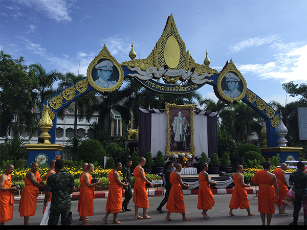 ข่าว , ข่าวประจำวัน , สรุปข่าว , news , dmc news , dmc , gbn , ข่าววัดพระธรรมกาย , ธรรมกาย , ข่าวธรรมกาย , ข่าวพระพุทธศาสนา , พระพุทธศาสนา , เหตุการณ์พระพุทธศาสนา , Buddhist , วัดพระธรรมกายในต่างประเทศ , ศูนย์สาขาวัดพระธรรมกาย , สมาธิ , meditation , ปฏิบัติธรรม , พระสงฆ์ 145 รูป ออกรับบิณฑบาต ณ ตลาดสดมหาชัย