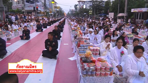 พุทธศาสนิกชนทั้งชาวไทยและต่างชาติเป็นจำนวนมาก เข้าร่วมพิธีตักบาตรพระนานาชาติ 10,000 รูป ส่งท้ายปีเก่าต้อนรับปีใหม่ และส่งกำลังใจช่วยเหลือพุทธบุตร 323 วัด 4 จังหวัดชายแดนภาคใต้ โดยกิจกรรมครั้งนี้ได้จัดขึ้นเป็นปีที่ 10 ณ ถนนช้างคลาน (แยกลานนาพาเลซ ถึงแยกแสงตะวัน) อำเภอเมือง จังหวัดเชียงใหม่ ซึ่งครั้งนี้ได้รับความเมตตาจากพระเดชพระคุณพระวิสุทธิวงศาจารย์ เจ้าคณะภาค 7 เป็นประธานสงฆ์ ได้รับเกียรติจากนายวิเชียร พุฒิวิญญู ผู้ว่าราชการจังหวัดเชียงใหม่ เป็นประธานฝ่ายฆราวาส