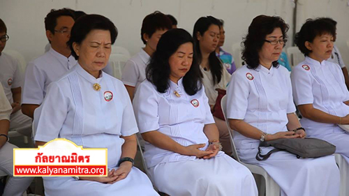 วัดพระธรรมกายสิงคโปร์ ได้จัดพิธีเจริญพระพุทธมนต์กลั่นแผ่นดินและโปรยรัตนชาติ