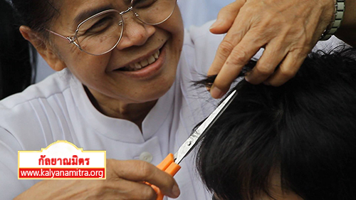  ณ อุโบสถ วัดพระธรรมกาย จังหวัดปทุมธานี ได้จัดพิธีตัดปอยผม