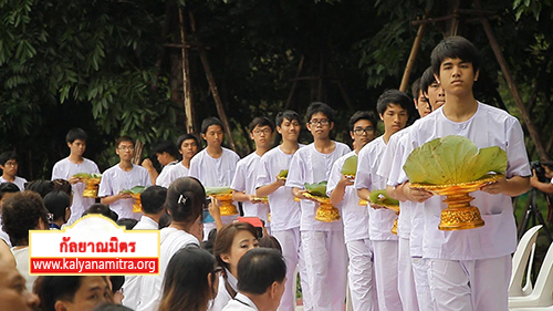  ณ อุโบสถ วัดพระธรรมกาย จังหวัดปทุมธานี ได้จัดพิธีตัดปอยผม