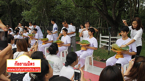  ณ อุโบสถ วัดพระธรรมกาย จังหวัดปทุมธานี ได้จัดพิธีตัดปอยผม