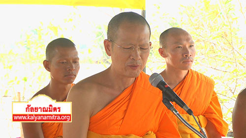 พิธีปิดแผ่นทอง และโปรยรัตนชาติ เพื่อสถาปนาสร้างศูนย์ปฏิบัติธรรม