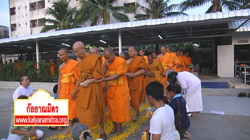 พิธีโปรยดาวรวยมุทิตาพระภิกษุและสามเณรผู้จบหลักสูตรการอบรม