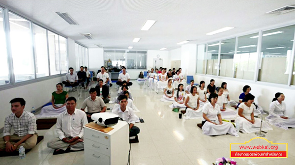 The Middle Way Meditation Institute จัดฝึกสมาธิเบื้องต้นให้กับนักธุรกิจชาวเวียดนาม 