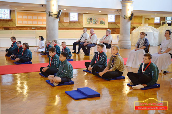 วัดพระธรรมกายลอนดอน ให้ความรู้เกี่ยวกับพระพุทธศาสนาเบื้องต้นกับกลุ่มลูกเสือ Golds Worth Park Scout