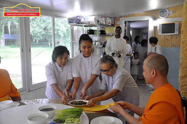 วัดพระธรรมกายฟลอริดา จัดพิธีหล่อเทียนพรรษา