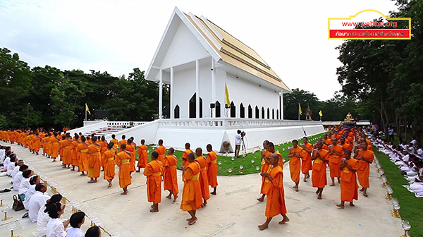 พิธีอัญเชิญองค์พระประธานประดิษฐาน ณ วัดหนองไผ่ล้อม จุดโคมเพื่อบูชาองค์พระประธานและถวายเป็นพุทธบูชา