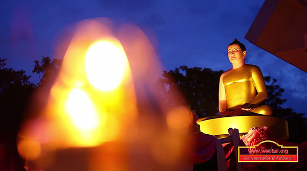 พิธีอัญเชิญองค์พระประธานประดิษฐาน ณ วัดหนองไผ่ล้อม จุดโคมเพื่อบูชาองค์พระประธานและถวายเป็นพุทธบูชา