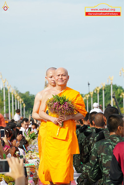 พิธีตักบาตรดอกเข้าพรรษาและข้าวสารอาหารแห้งพระสงฆ์ 3,000 รูป