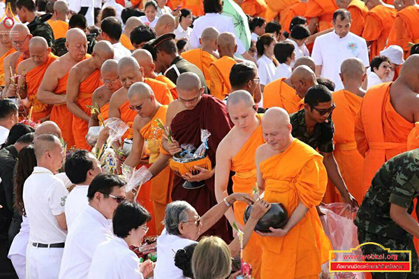 พิธีตักบาตรดอกเข้าพรรษาและข้าวสารอาหารแห้งพระสงฆ์ 3,000 รูป