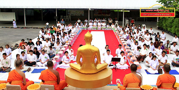 ศูนย์ปฏิบัติธรรมเบญจธรรม จัดตักบาตรพระบวชใหม่ และถวายเทียนพรรษา