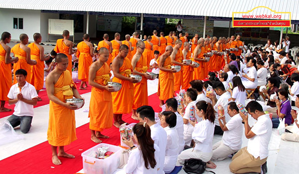 ศูนย์ปฏิบัติธรรมเบญจธรรม จัดตักบาตรพระบวชใหม่ และถวายเทียนพรรษา