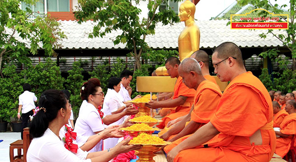 ศูนย์ปฏิบัติธรรมเบญจธรรม จัดตักบาตรพระบวชใหม่ และถวายเทียนพรรษา