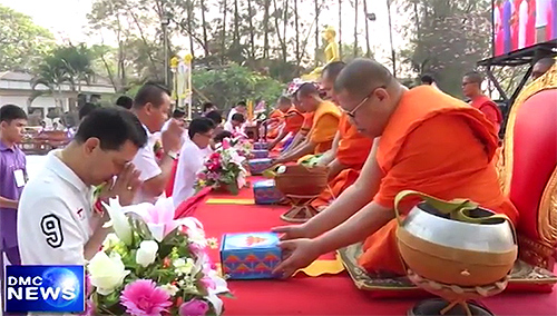 จ.สุโขทัย ตักบาตรพระภิกษุสงฆ์สามเณร 1,000 รูป