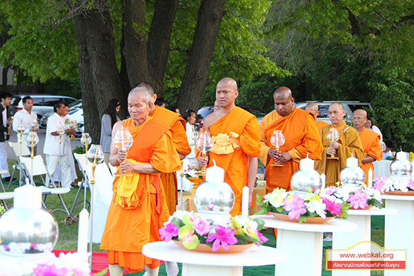 วัดพระธรรมกายมินเนโซตา ประเทศสหรัฐอเมริกา จัดพิธีจุดโคมประทีปถวายเป็นพุทธบูชาเนื่องในวันวิสาขบูชา