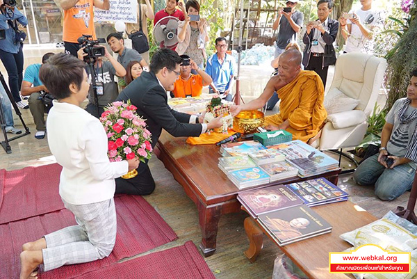 คณะศิษยานุศิษย์วัดพระธรรมกาย นำโดยนายองอาจ ธรรมนิทา โฆษกคณะศิษย์ เข้ากราบนมัสการ พระราชธรรมนิเทศ ณ วัดสวนแก้ว จังหวัดนนทบุรี