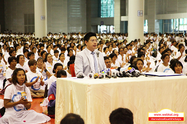 นายองอาจ   ธรรมนิทา  โฆษกคณะศิษยานุศิษย์วัดพระธรรมกาย แถลงข่าวท่าทีและจุดยืนของคณะศิษย์ฯ และสาธุชนร่วมกันสวดมนต์ ณ ห้องแก้วสารพัดนึก  วัดพระธรรมกาย