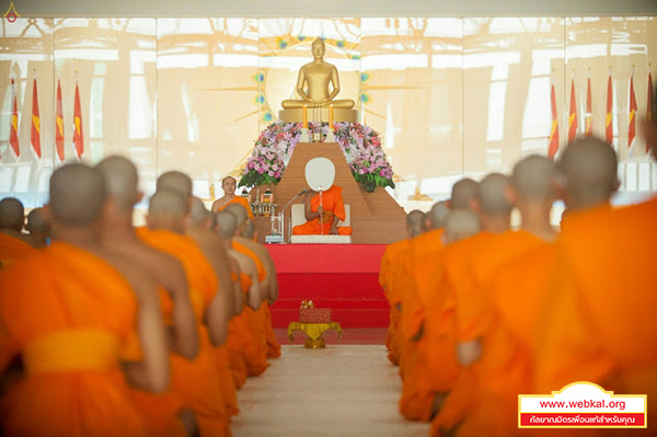 วัดพระธรรมกายร่วมกับกองพิธีกรรมงานบวช จัดพิธีบรรพชา นาคธรรมทายาท ณ บริเวณด้านหน้าบ้านแก้วเรือนทองคุณยายอาจารย์มหารัตนอุบาสิกาจันทร์ ขนนกยูง  สภาธรรมกายสากล 