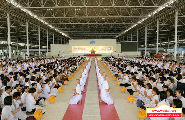 วัดพระธรรมกายร่วมกับกองพิธีกรรมงานบวช จัดพิธีบรรพชา นาคธรรมทายาท ณ บริเวณด้านหน้าบ้านแก้วเรือนทองคุณยายอาจารย์มหารัตนอุบาสิกาจันทร์ ขนนกยูง  สภาธรรมกายสากล 