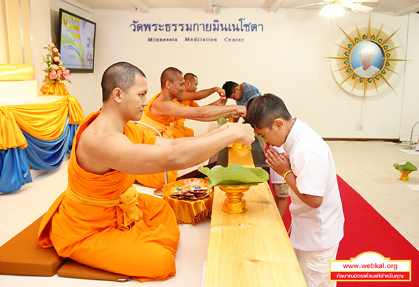  วัดพระธรรมกายมินเนโซตา  ได้จัดพิธีตัดปอยผมธรรมทายาท ในโครงการอบรมและบรรพชาสามเณรธรรมทายาทภาคฤดูร้อน