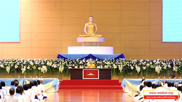 พุทธศาสนิกชนปฏิบัติธรรมและฟังธรรม ณ ห้องแก้วสารพัดนึก