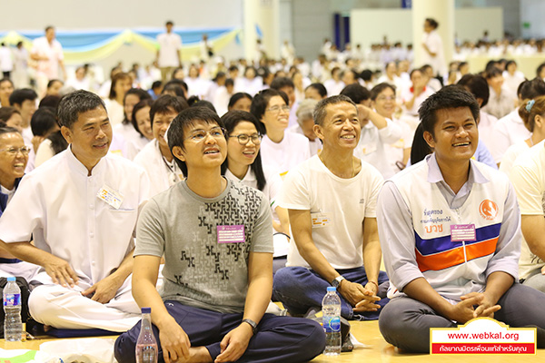 พุทธศาสนิกชนปฏิบัติธรรมและฟังธรรม ณ ห้องแก้วสารพัดนึก