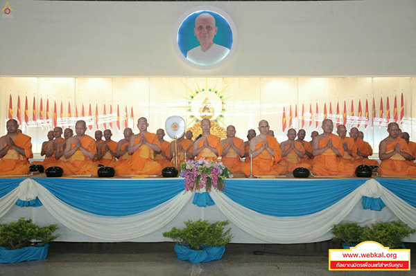 วัดพระธรรมกายจัดพิธีตักบาตรฉลองพระภิกษุและสามเณรใหม่กว่า 500 รูป ณ บริเวณด้านหน้าบ้านแก้วเรือนทองคุณยายอาจารย์มหารัตนอุบาสิกาจันทร์ ขนนกยูง 