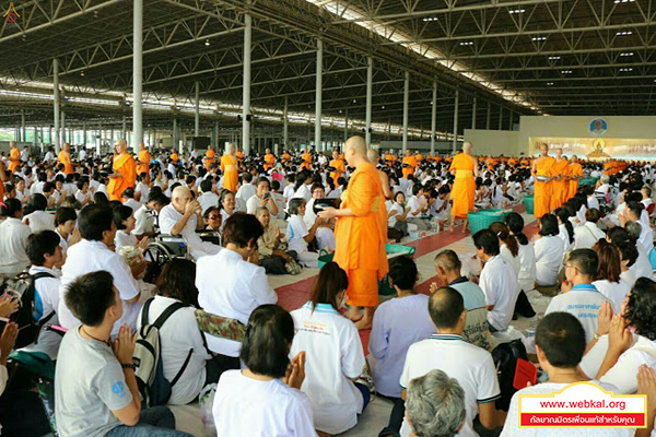 วัดพระธรรมกายจัดพิธีตักบาตรฉลองพระภิกษุและสามเณรใหม่กว่า 500 รูป ณ บริเวณด้านหน้าบ้านแก้วเรือนทองคุณยายอาจารย์มหารัตนอุบาสิกาจันทร์ ขนนกยูง 