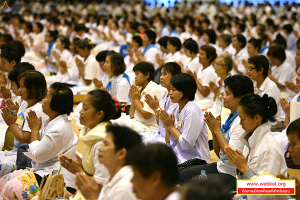 สาธุชนร่วมปฏิบัติธรรม ฟังธรรม และรับบุญกวาดใบไม้