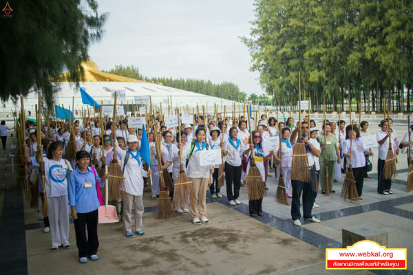 สาธุชนร่วมปฏิบัติธรรม ฟังธรรม และรับบุญกวาดใบไม้