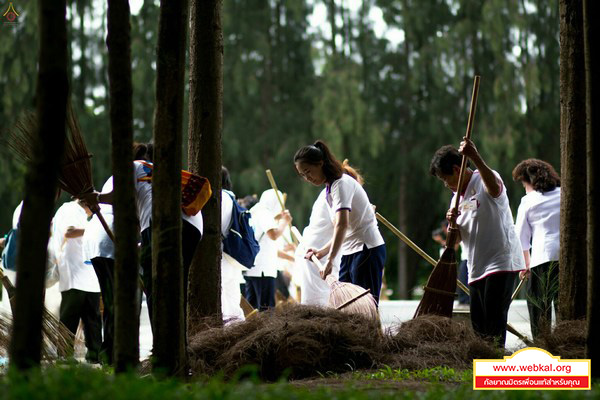 สาธุชนร่วมปฏิบัติธรรม ฟังธรรม และรับบุญกวาดใบไม้