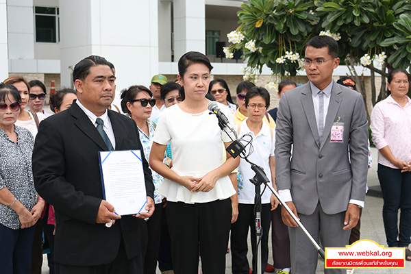 คณะศิษยานุศิษย์วัดพระธรรมกายเดินทางไปให้กำลังใจทนายพัฐจักรที่สำนักงาน ป.ป.ช. หลังยื่นตรวจสอบการปฏิบัติหน้าที่ของดีเอสไอว่ามิชอบด้วยกฎหมาย  