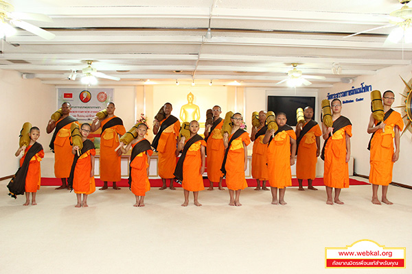 สามเณรธรรมทายาทเดินธุดงค์และรับบิณฑบาต ณ วัดพระธรรมกายมินเนโซตา