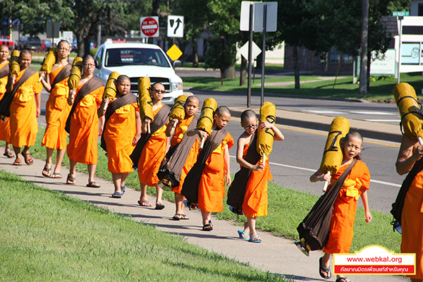 สามเณรธรรมทายาทเดินธุดงค์และรับบิณฑบาต ณ วัดพระธรรมกายมินเนโซตา