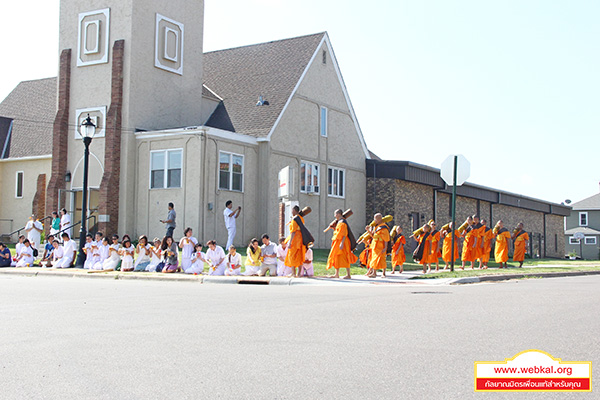 สามเณรธรรมทายาทเดินธุดงค์และรับบิณฑบาต ณ วัดพระธรรมกายมินเนโซตา