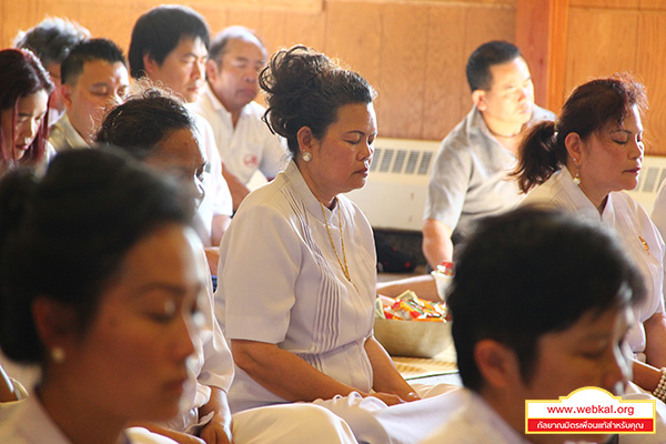 สามเณรธรรมทายาทเดินธุดงค์และรับบิณฑบาต ณ วัดพระธรรมกายมินเนโซตา