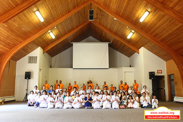 สามเณรธรรมทายาทเดินธุดงค์และรับบิณฑบาต ณ วัดพระธรรมกายมินเนโซตา