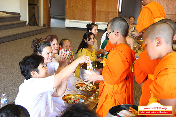 สามเณรธรรมทายาทเดินธุดงค์และรับบิณฑบาต ณ วัดพระธรรมกายมินเนโซตา