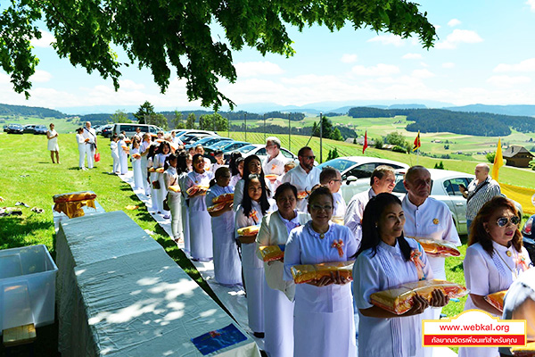 วัดพระธรรมกายสวิตเซอร์แลนด์ จัดพิธีบูชาข้าวพระ