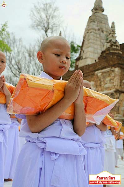 พิธีมอบผ้าไตรนาคลูกแก้ว โครงการบรรพชาสามเณรดีศรีเวียงพิงค์ ๒,๕๐๐ รูป
