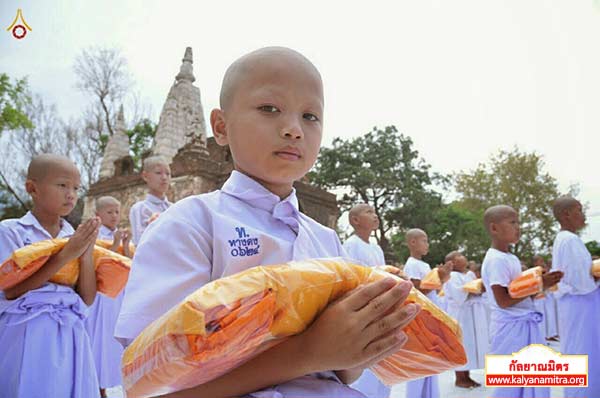 พิธีมอบผ้าไตรนาคลูกแก้ว โครงการบรรพชาสามเณรดีศรีเวียงพิงค์ ๒,๕๐๐ รูป