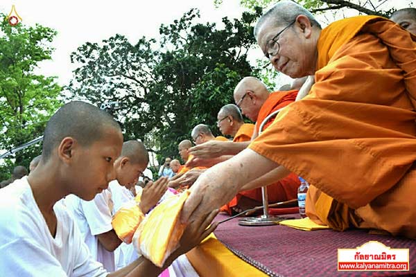 พิธีมอบผ้าไตรนาคลูกแก้ว โครงการบรรพชาสามเณรดีศรีเวียงพิงค์ ๒,๕๐๐ รูป