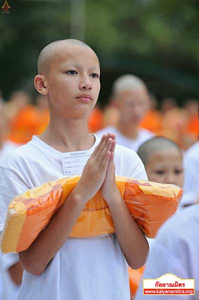 พิธีมอบผ้าไตรนาคลูกแก้ว โครงการบรรพชาสามเณรดีศรีเวียงพิงค์ ๒,๕๐๐ รูป