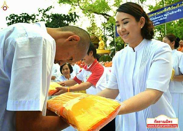 พิธีมอบผ้าไตรนาคลูกแก้ว โครงการบรรพชาสามเณรดีศรีเวียงพิงค์ ๒,๕๐๐ รูป