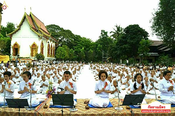 พิธีมอบผ้าไตรนาคลูกแก้ว โครงการบรรพชาสามเณรดีศรีเวียงพิงค์ ๒,๕๐๐ รูป