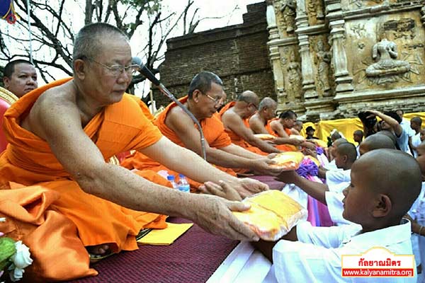 พิธีมอบผ้าไตรนาคลูกแก้ว โครงการบรรพชาสามเณรดีศรีเวียงพิงค์ ๒,๕๐๐ รูป